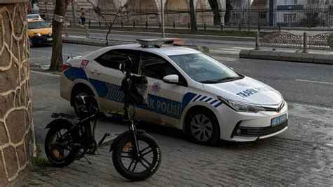 Edirne'de otomobilin elektrikli bisiklete çarptığı kaza anı güvenlik kamerasında